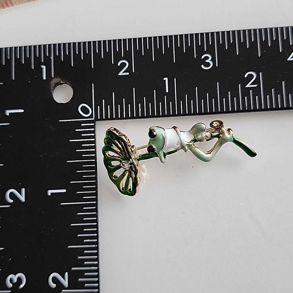 Tree Frog Gripping Lily pad Brooch quality Enamel Simulated gem - Picture 2 of 4